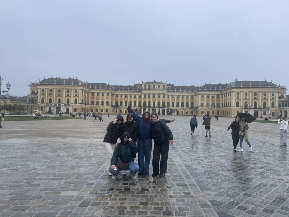 Groupe devant un palais historique par temps nuageux