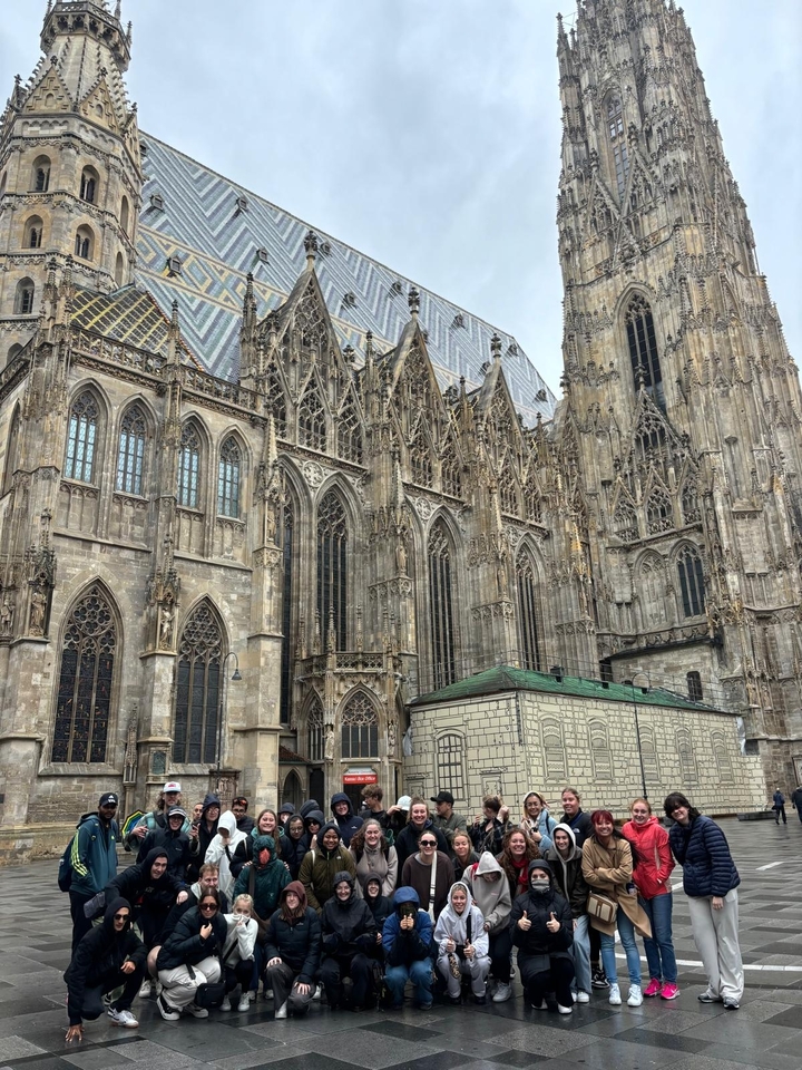 Façade de cathédrale gothique aux détails complexes