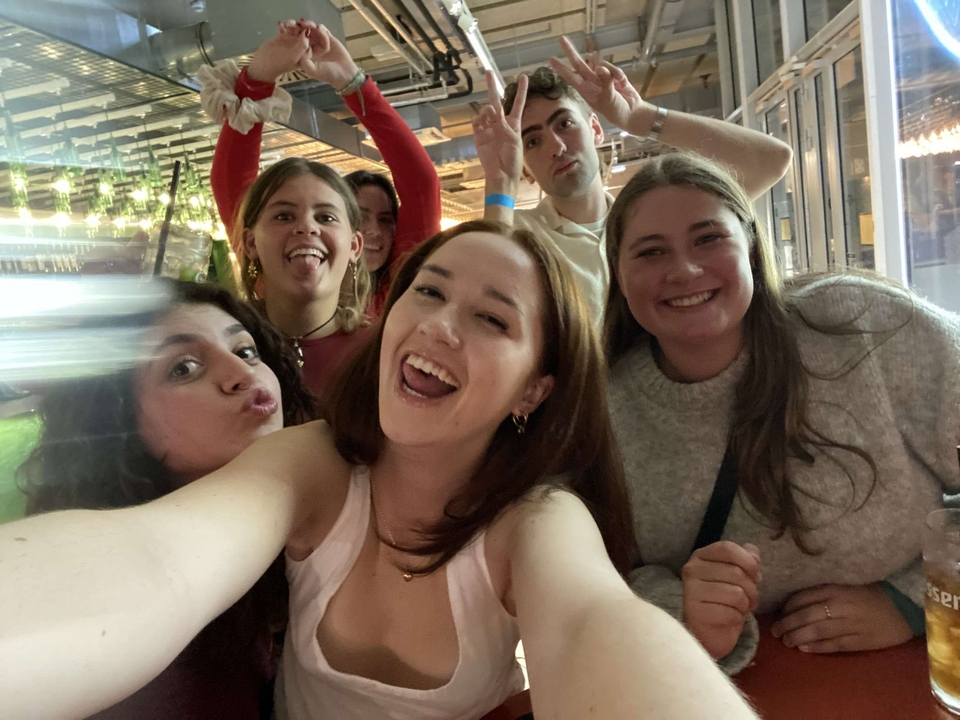 Groupe d'amis prenant un selfie à l'intérieur