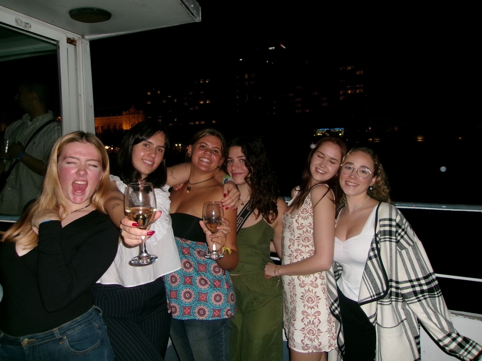 Groupe d'amis profitant de verres lors d'une sortie nocturne