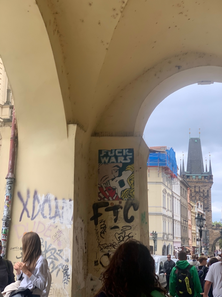 Graffitis de rue sur une arche avec des bâtiments urbains