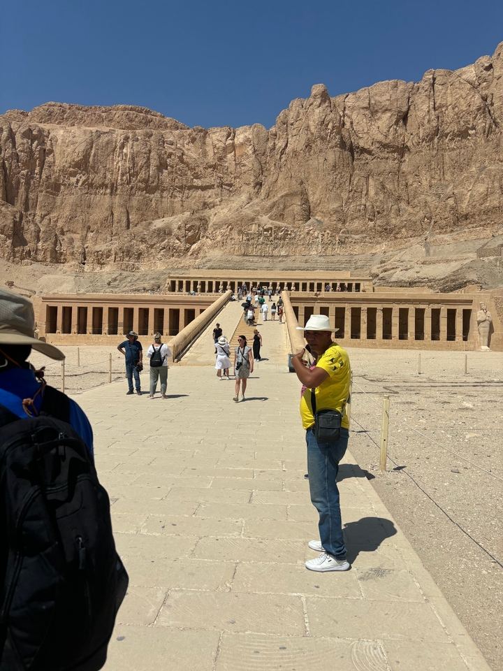 Des gens qui marchent vers un temple de l'Égypte antique