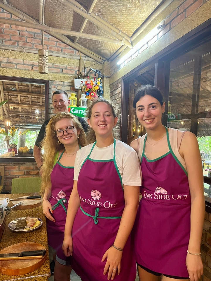 Seilbahnen transportieren Touristen durch nebelige Berge.