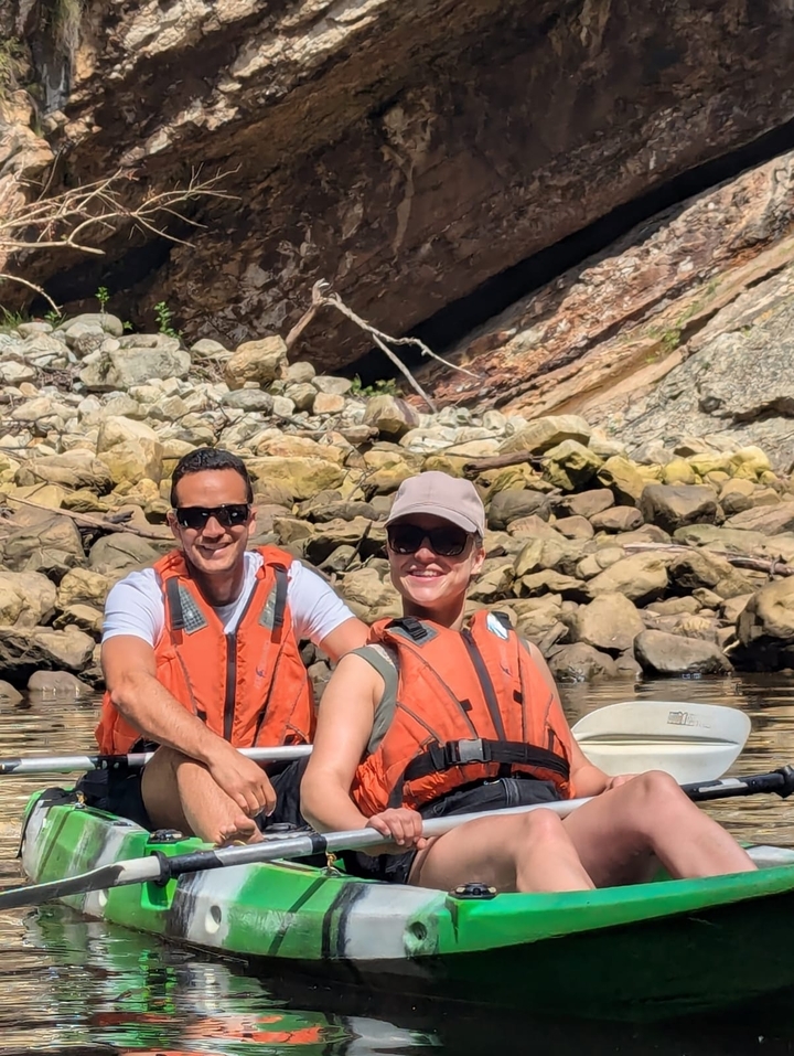 Deux personnes dans un bateau avec des gilets de sauvetage.