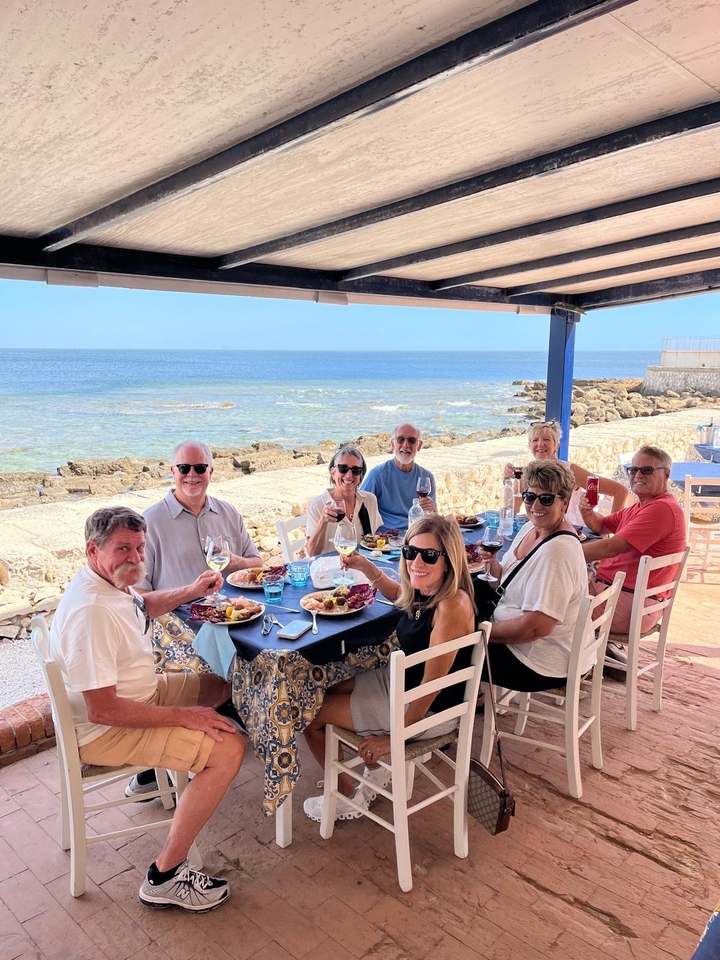 Repas de groupe au bord de la mer.