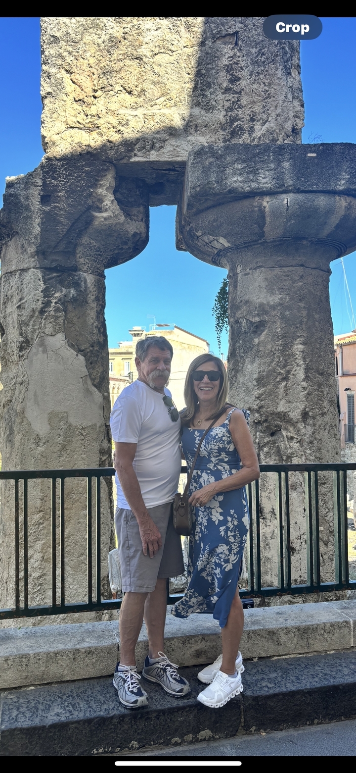 Deux personnes posant devant des piliers de pierre.