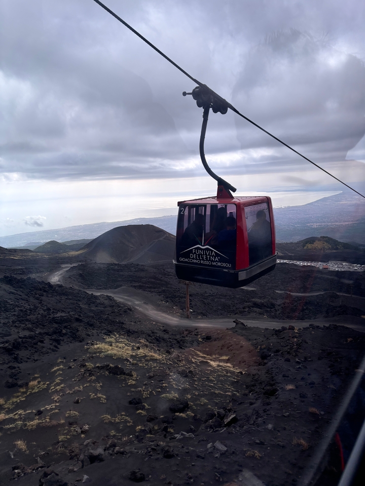 Téléphérique au-dessus d'un paysage volcanique.