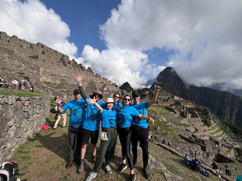 Un groupe de personnes posant au Machu Picchu.