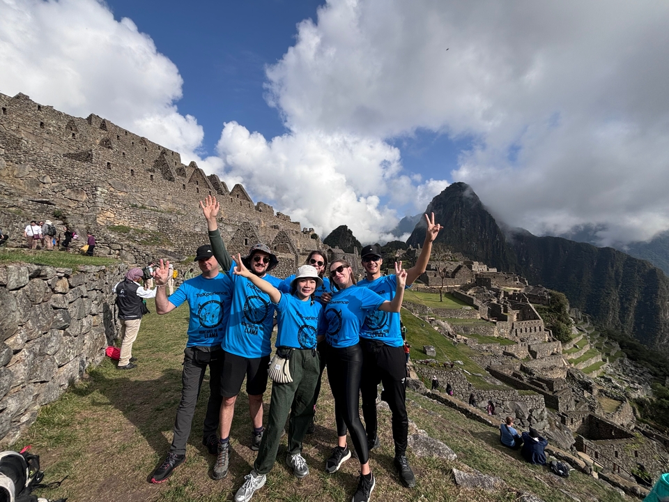 Un groupe de personnes posant au Machu Picchu.
