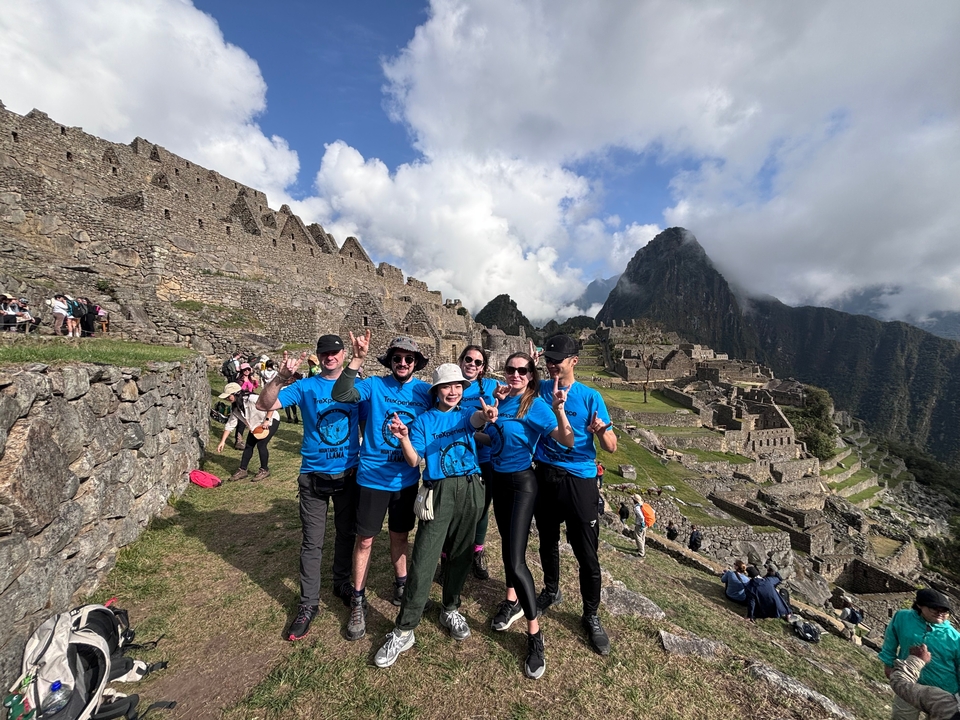 Un groupe de personnes posant au Machu Picchu.
