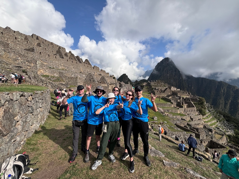 Un groupe de personnes posant au Machu Picchu.