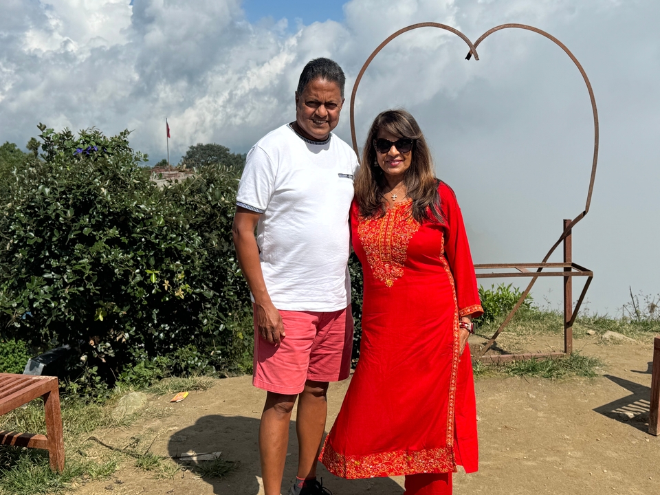 Couple en tenue traditionnelle dans une région montagneuse.