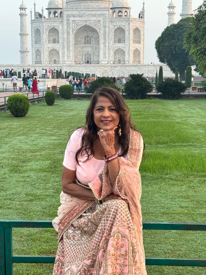Personne assise sur l'herbe dans un jardin.