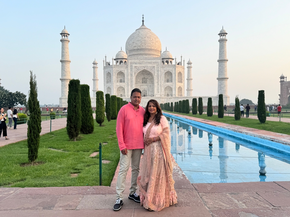 Couple posant devant le Taj Mahal.