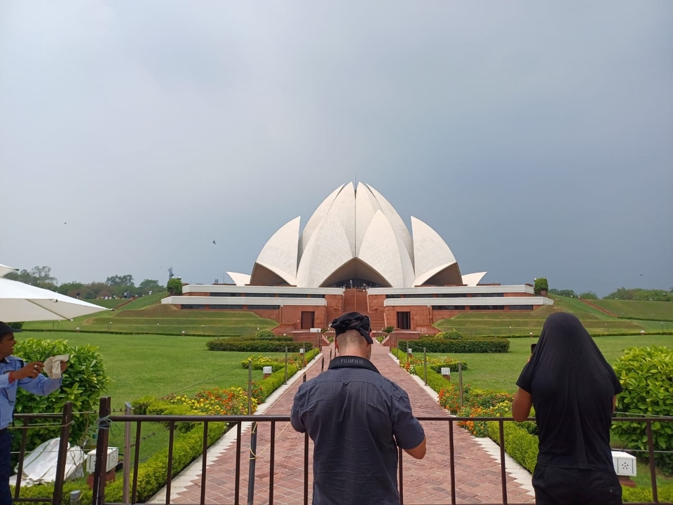 Lotus-Tempel in Neu-Delhi mit Menschen im Vordergrund.