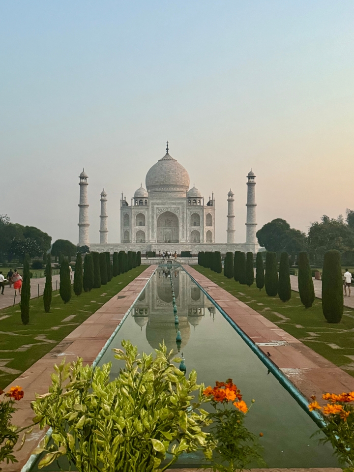 Taj Mahal avec un reflet dans l'eau.