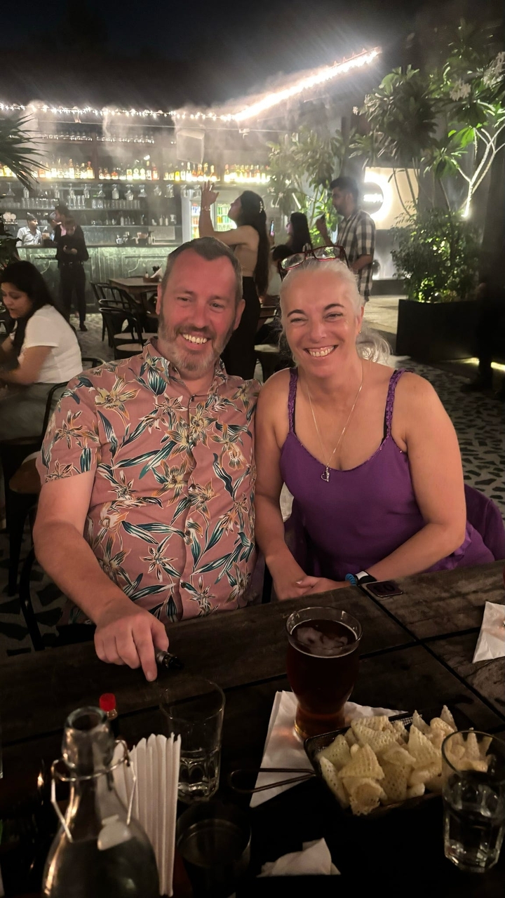 Couple souriant assis dans un restaurant.
