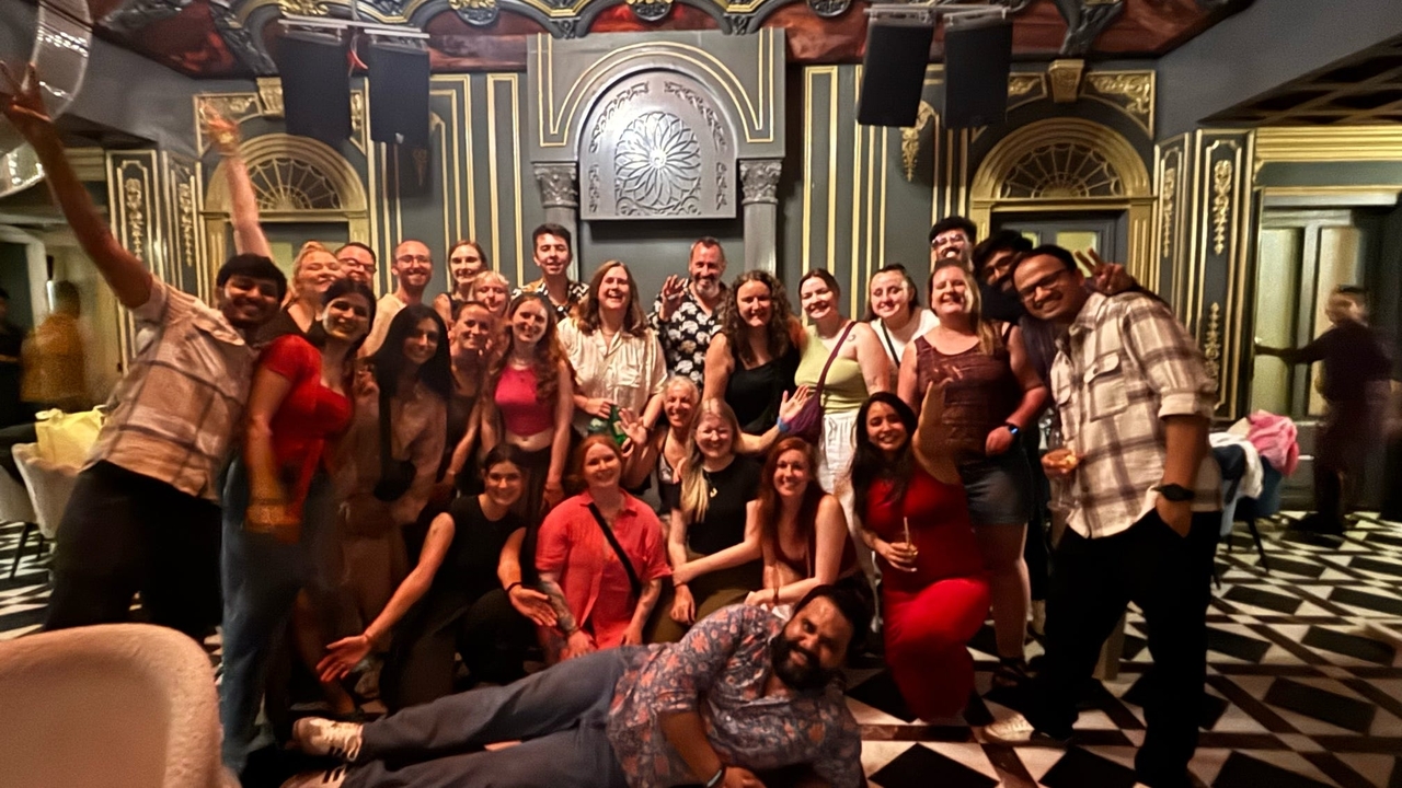 Grand groupe de personnes qui font la fête à l'intérieur.