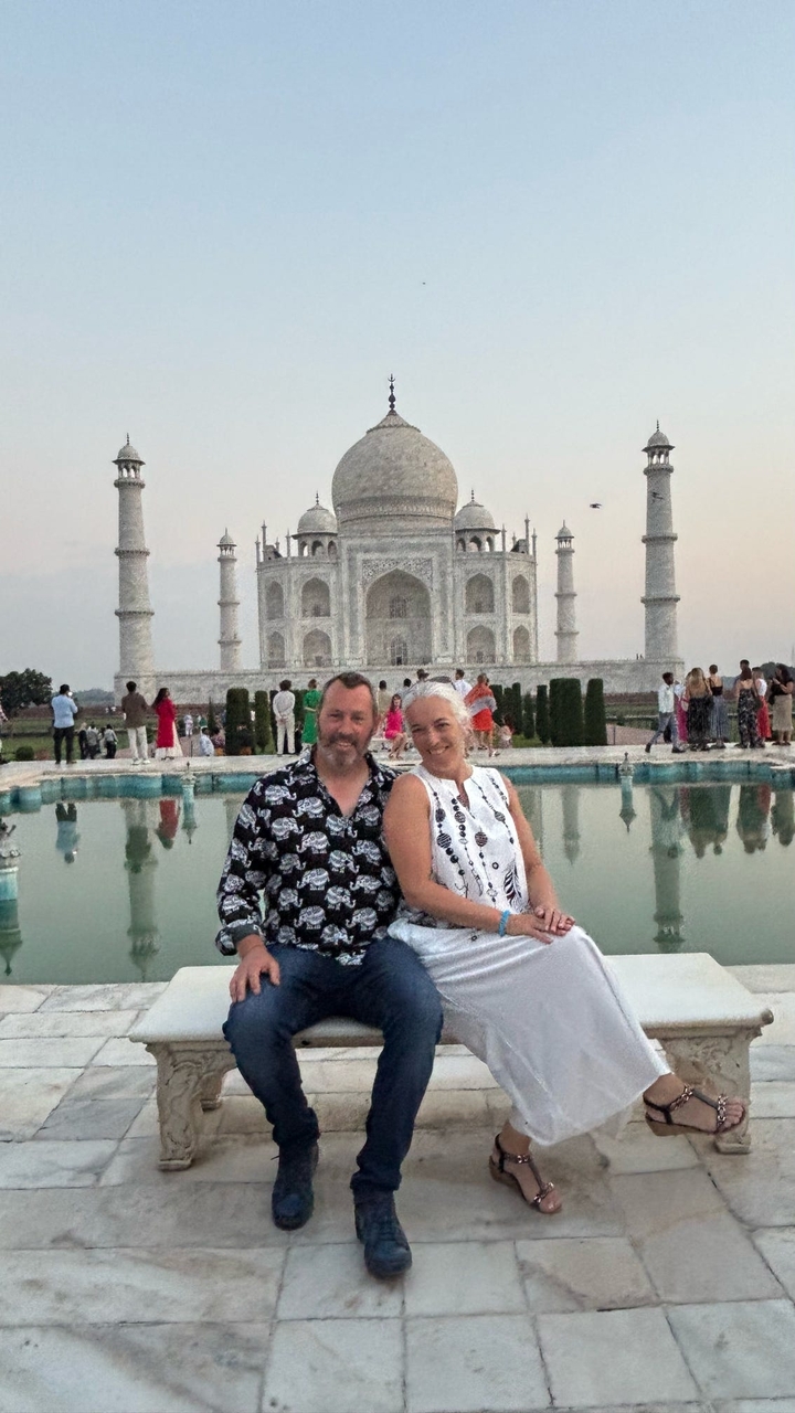 Couple posant devant le Taj Mahal.