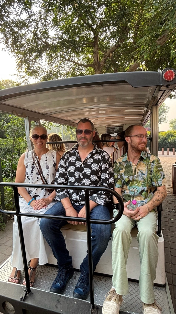 "Trois personnes assises dans un tramway."