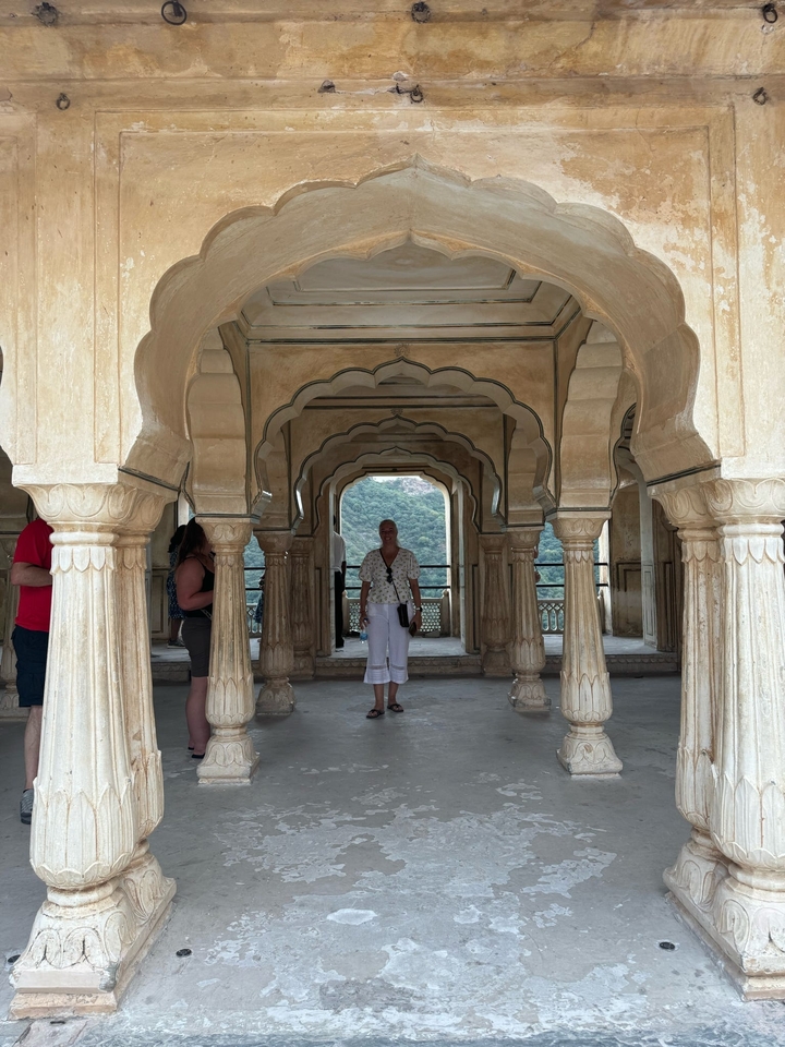Personne debout à l'intérieur d'une structure architecturale.