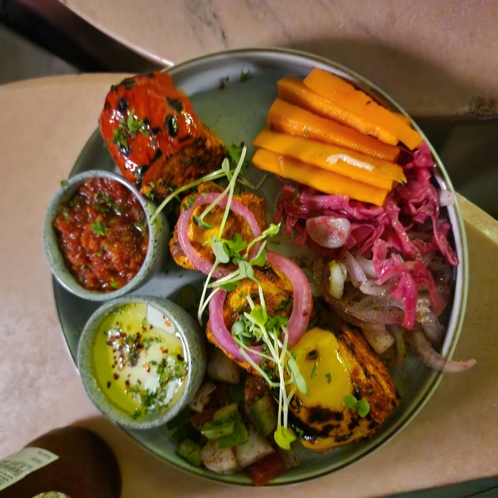 Assiette avec divers aliments colorés.