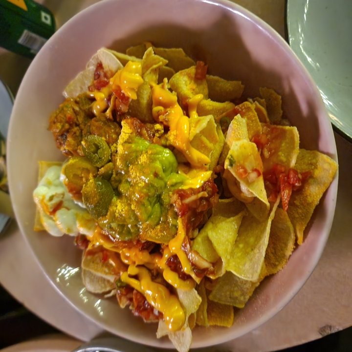 Gros plan d'un bol de nachos avec des garnitures.