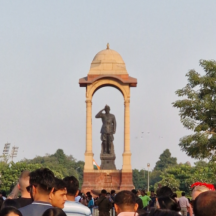 Statue d'un soldat qui salue sous une arche.