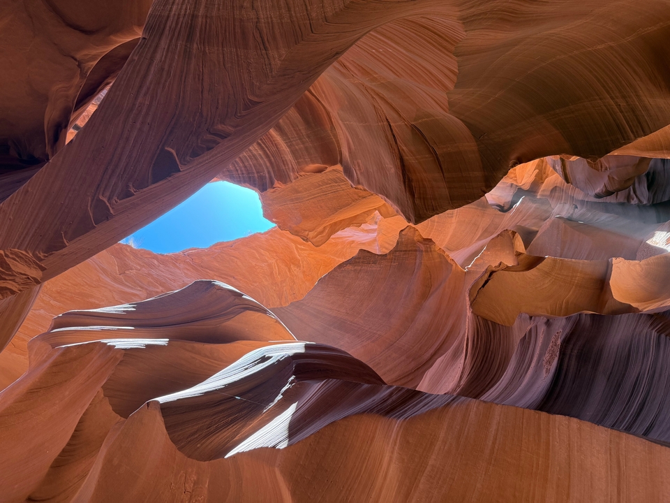 Formations naturelles de grès avec la lumière du soleil qui filtre à travers.