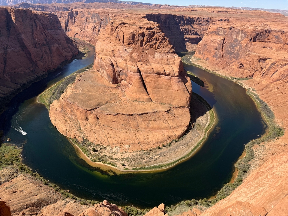 Une vue à couper le souffle du méandre en fer à cheval avec la rivière qui s'enroule autour d'une formation de grès.