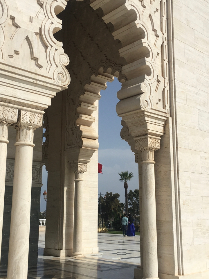 Colonnes et arcs de pierre finement sculptés.