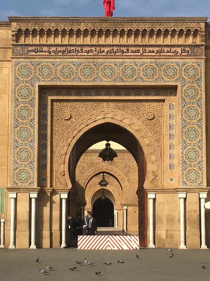 Arcade ornée avec des motifs complexes et des lustres.