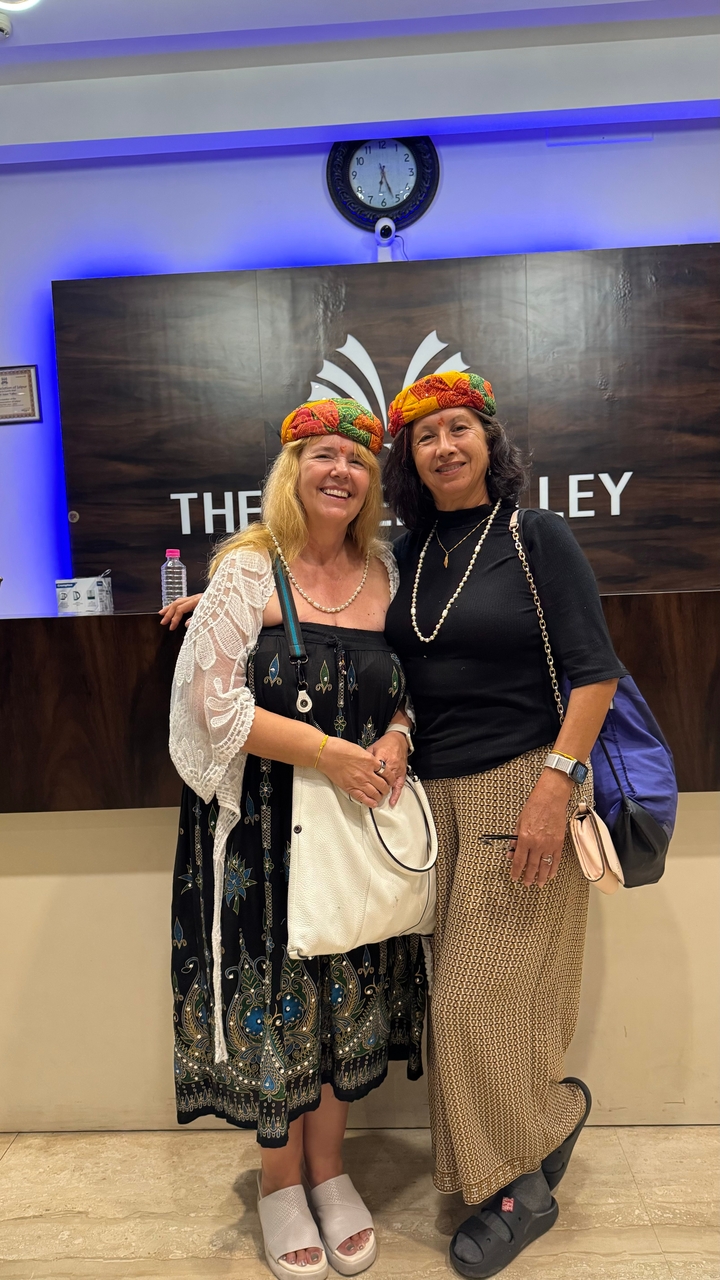 Deux femmes posant ensemble à l'intérieur.