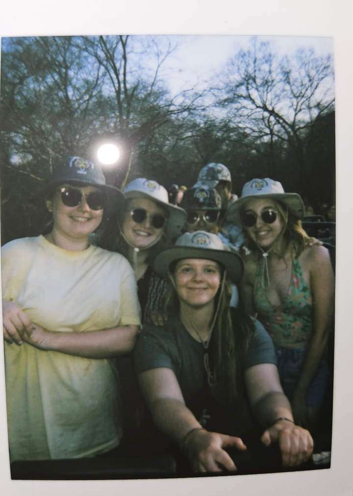 Un groupe de personnes portant des chapeaux de safari.