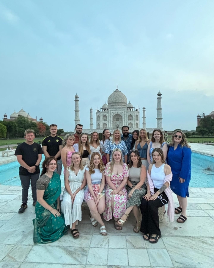 Photo de groupe devant le Taj Mahal.