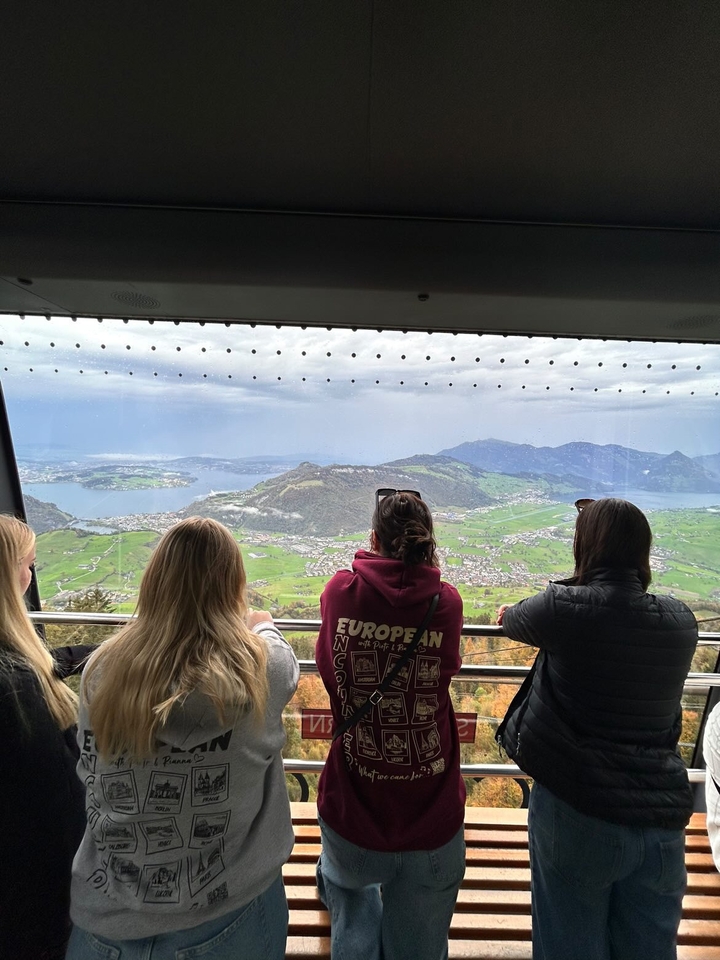 Une vue sur les montagnes et les vallées depuis un téléphérique.