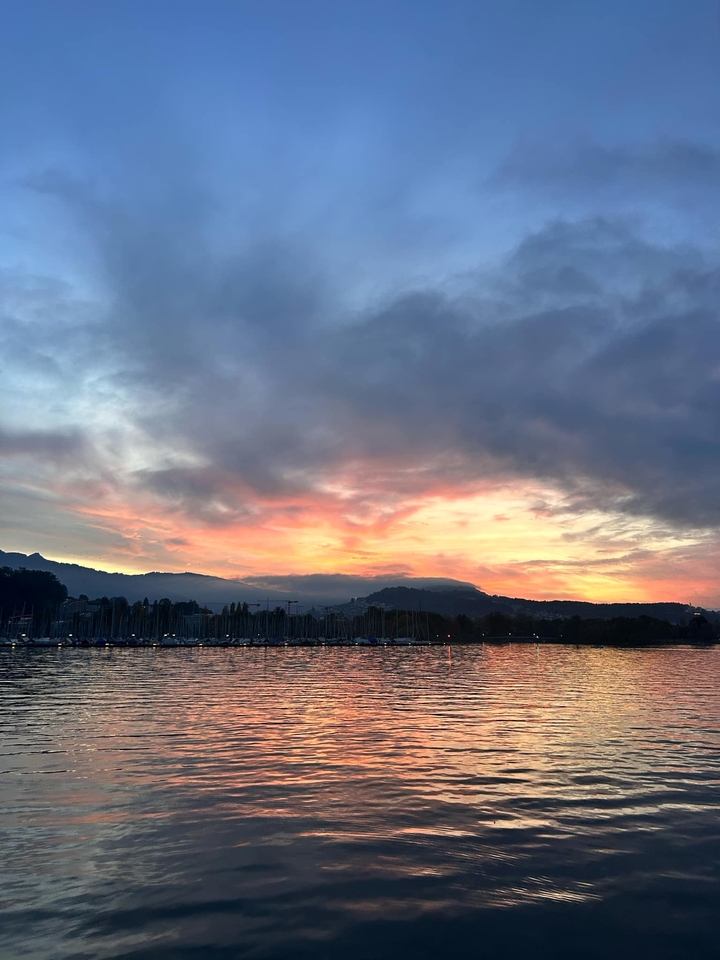 Un magnifique coucher de soleil sur les montagnes et l'eau.