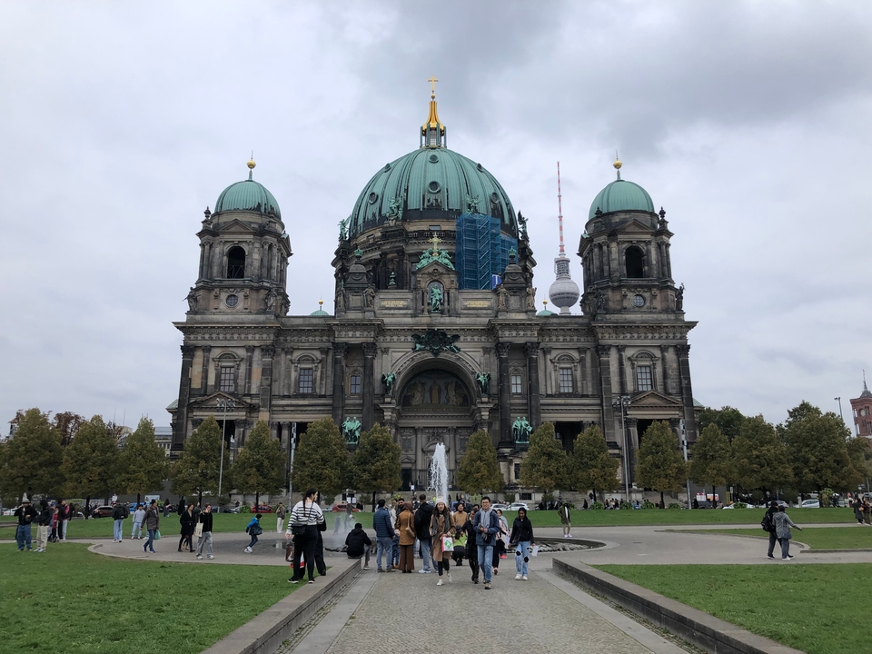 Grande cathédrale avec des dômes et une architecture complexe.