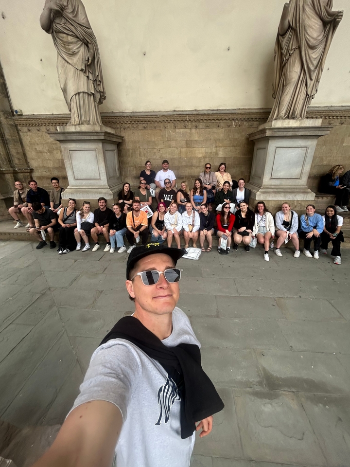 Grande photo de groupe de personnes assises et debout