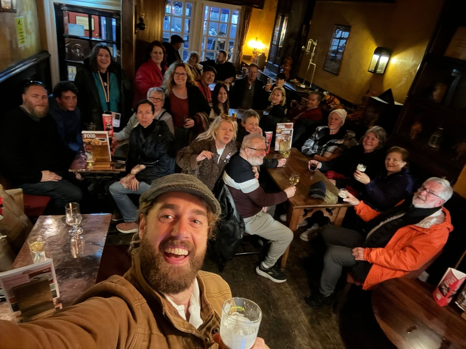 Groupe profitant de boissons dans un cadre de pub chaleureux.