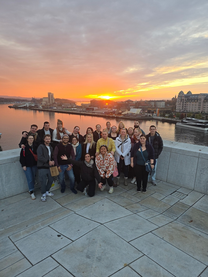Groupe de personnes avec vue sur la ville au coucher du soleil.