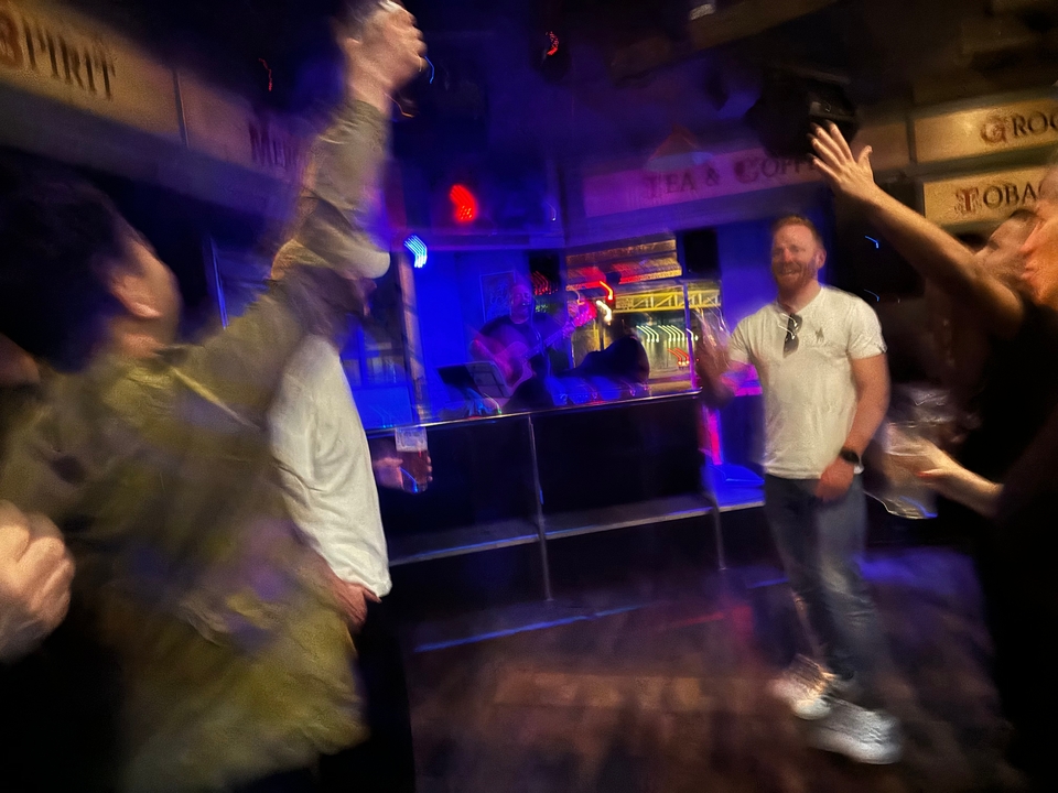 Image floue d'un groupe de personnes dans un bar ou une boîte de nuit