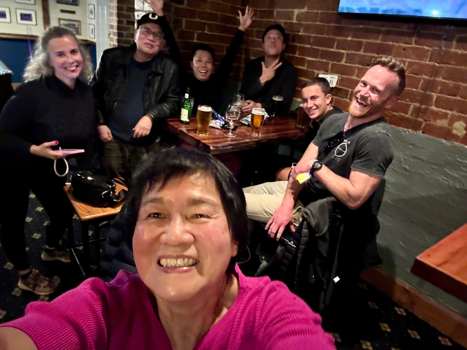 Groupe de personnes souriantes dans un bar
