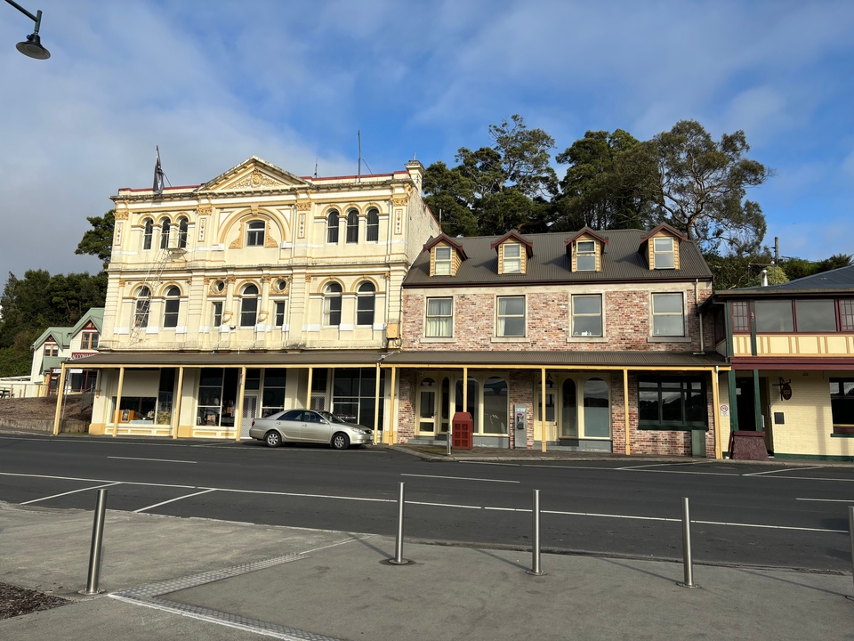 Bâtiments historiques le long d'une rue dans une petite ville