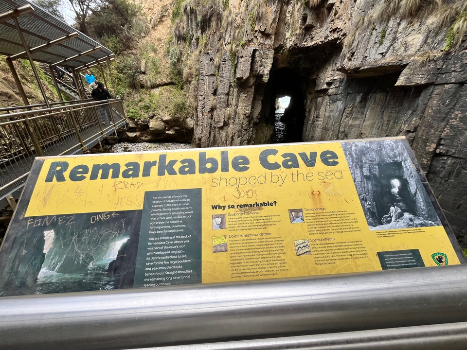 Panneau pour la Grotte Remarquable, façonnée par la mer.