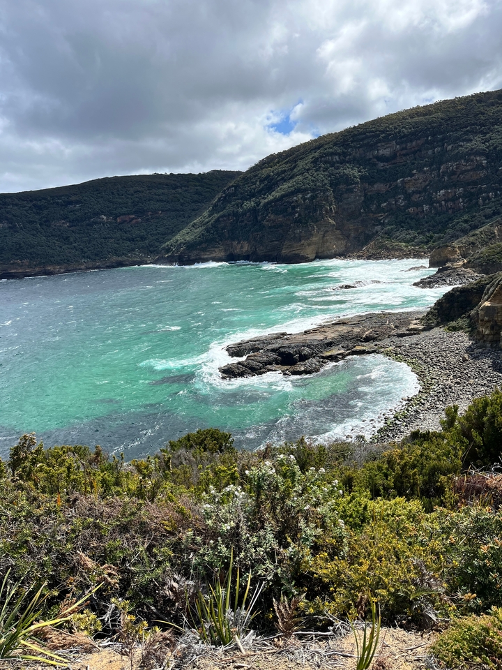 Côte rocheuse aux eaux turquoise.