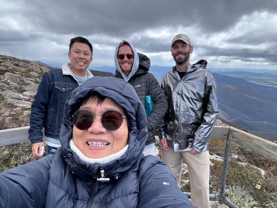Groupe de personnes emmitouflées dans des vêtements d'hiver sur un belvédère