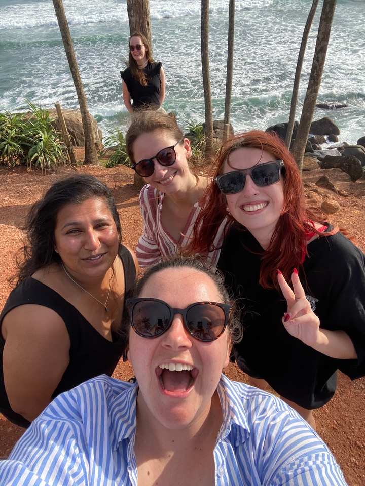 Groupe d'amis prenant un selfie sur une plage
