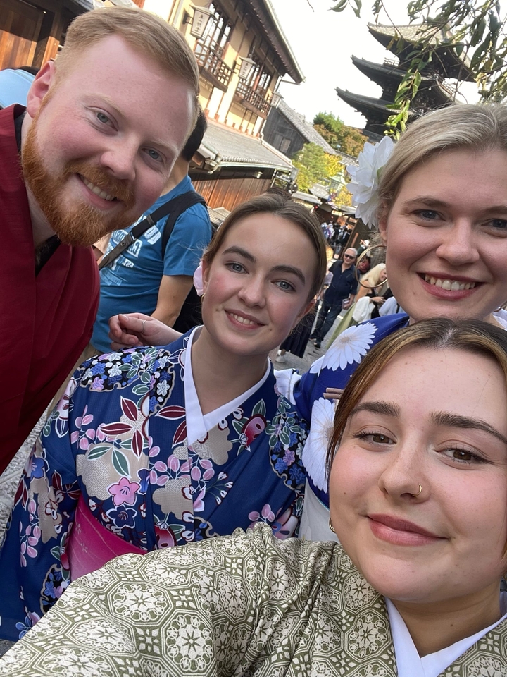 Groupe de personnes souriantes portant des vêtements traditionnels