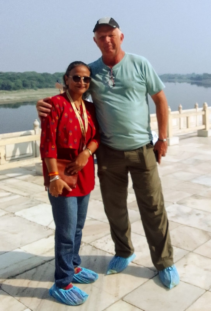 Deux personnes debout avec les bras autour l'une de l'autre.